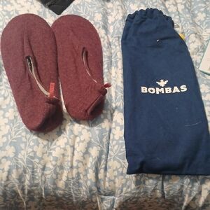 Bombas Burgundy Slippers with Navy Bag
